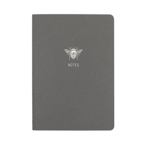 A5 SIZE NOTEBOOK BEE NOTES HOLOGRAPHIC FOILED COVER DETAIL, CARDBOARD COVER COLOR DARK GREY, INTERIOR DOTTED, ROUNDED CORNERS, VISIBLE SINGER STITCHING ON THE SPINE, INTERIOR PAPER IVORY-COLORED 90 GMS, ACID FREE PAPER MADE IN COLOMBIA BY MAKE2D
