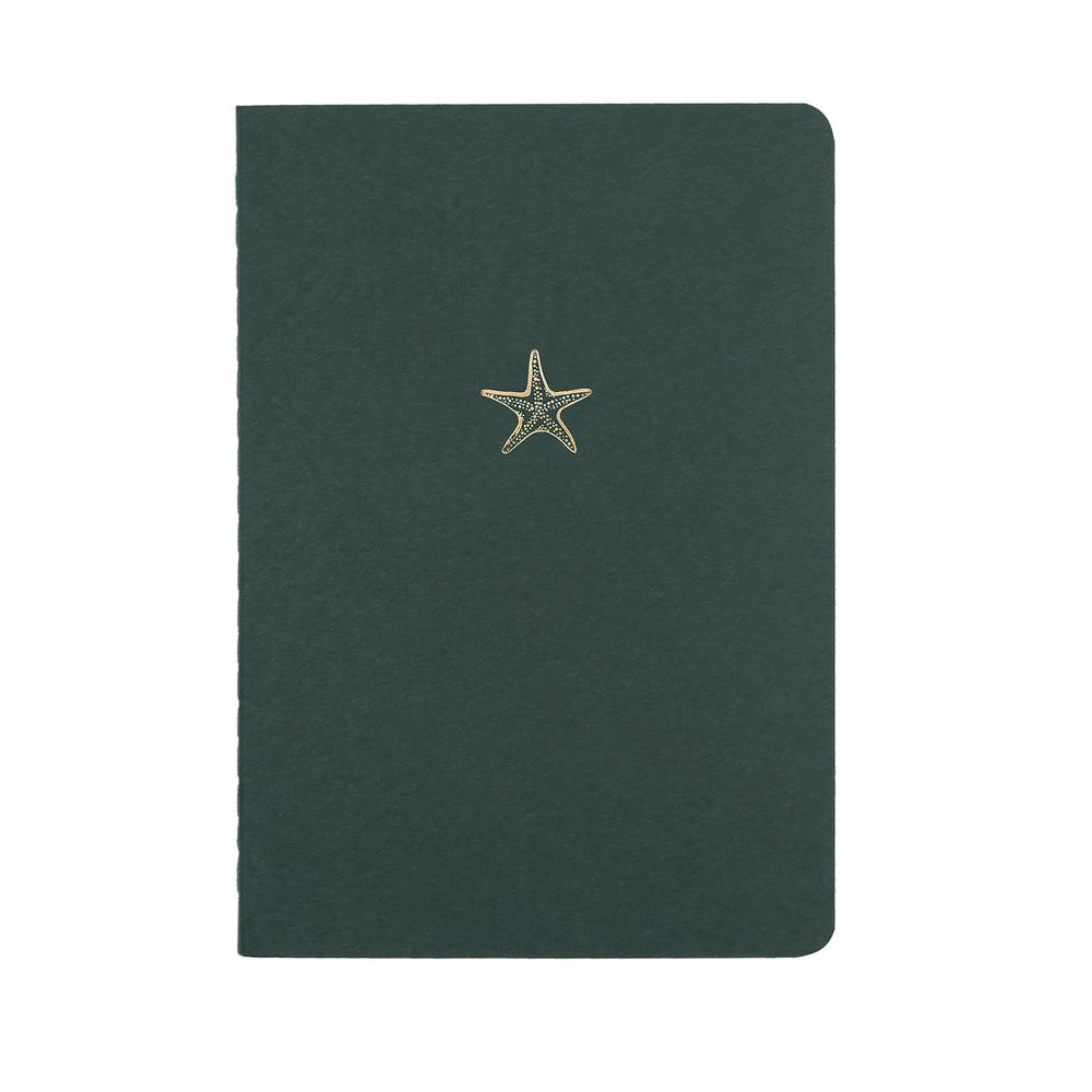 A5 SIZE NOTEBOOK STARFISH NOTES GOLD FOILED COVER DETAIL, CARDBOARD COVER COLOR GREEN, INTERIOR DOTTED, ROUNDED CORNERS, VISIBLE SINGER STITCHING ON THE SPINE, INTERIOR PAPER IVORY-COLORED 90 GMS, ACID FREE PAPER MADE IN COLOMBIA BY MAKE2D