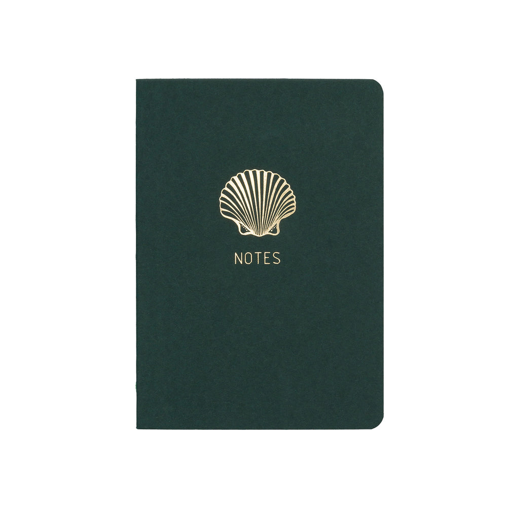 A6 POCKET SIZE NOTEBOOK CORAL NOTES GOLD FOILED COVER DETAIL, CARDBOARD COVER COLOR GREEN, INTERIOR DOTTED OR RULED, ROUNDED CORNERS, VISIBLE SINGER STITCHING ON THE SPINE, INTERIOR PAPER IVORY-COLORED 90 GMS, ACID FREE PAPER MADE IN COLOMBIA BY MAKE2D