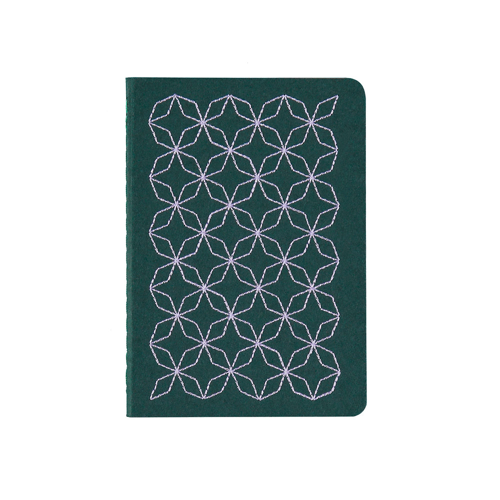 A6 POCKET SIZE NOTEBOOK EMBOROIDERED TOKYO COVER DETAIL, CARDBOARD COVER COLOR GREEN, LILAC EMBROIDERY, INTERIOR DOTTED OR RULED, ROUNDED CORNERS, VISIBLE SINGER STITCHING ON THE SPINE, INTERIOR PAPER IVORY-COLORED 90 GMS, ACID FREE PAPER BACK GOLD FOIL COVER DETAIL MADE IN COLOMBIA BY MAKE2D
