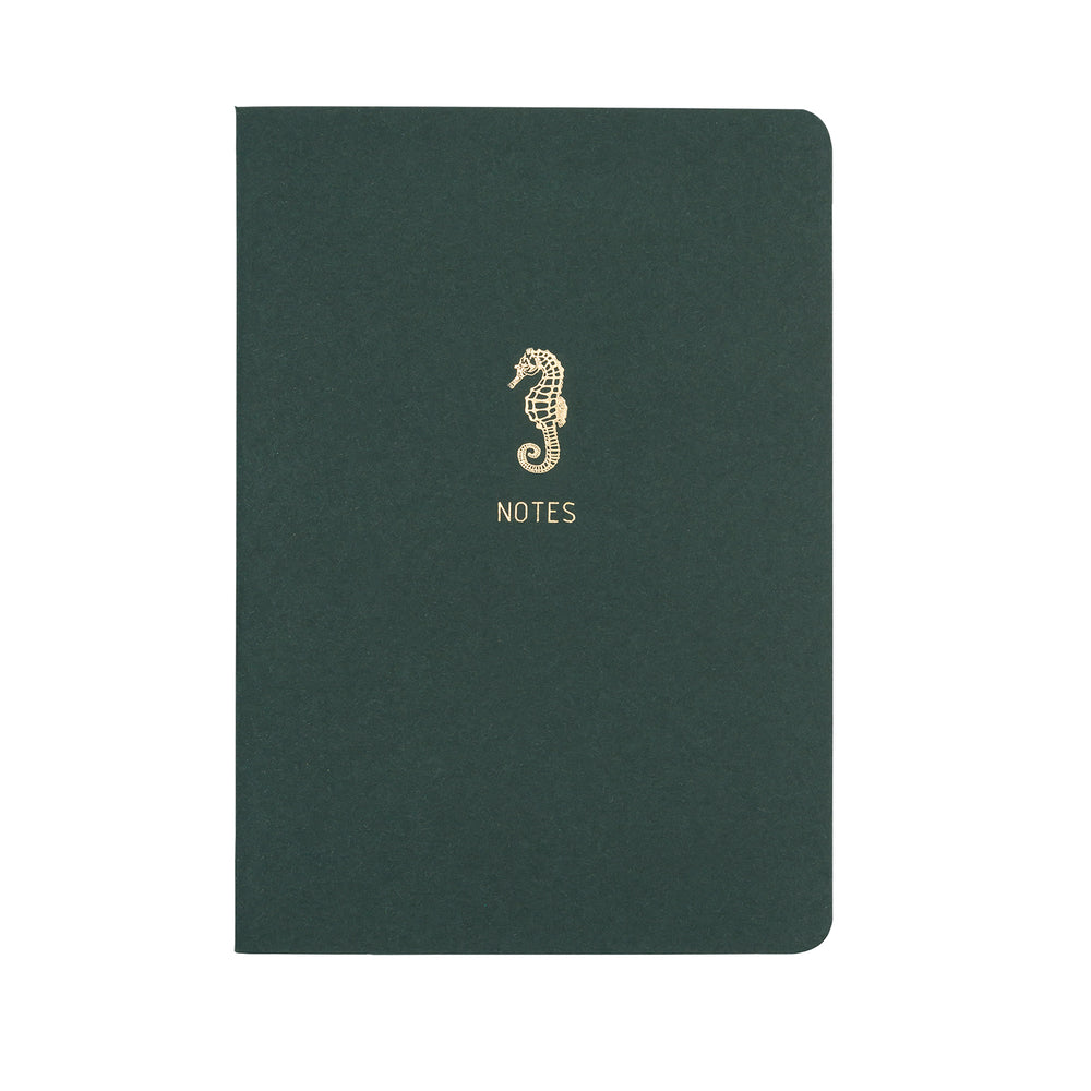 A5 SIZE NOTEBOOK SEAHORSE NOTES FOILED COVER DETAIL, CARDBOARD COVER COLOR GREEN, INTERIOR DOTTED, ROUNDED CORNERS, VISIBLE SINGER STITCHING ON THE SPINE, INTERIOR PAPER IVORY-COLORED 90 GMS, ACID FREE PAPER MADE IN COLOMBIA BY MAKE2D
