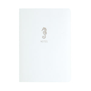 A5 SIZE NOTEBOOK SEAHORSE NOTES FOILED COVER DETAIL, CARDBOARD COVER COLOR WHITE, INTERIOR DOTTED, ROUNDED CORNERS, VISIBLE SINGER STITCHING ON THE SPINE, INTERIOR PAPER IVORY-COLORED 90 GMS, ACID FREE PAPER MADE IN COLOMBIA BY MAKE2D