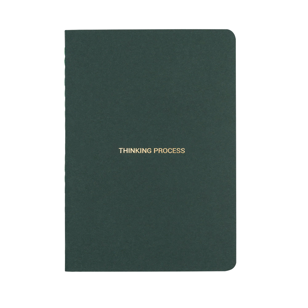 A5 SIZE NOTEBOOK THINKING PROCESS NOTES GOLD FOILED COVER DETAIL, CARDBOARD COVER COLOR GREEN, INTERIOR DOTTED, ROUNDED CORNERS, VISIBLE SINGER STITCHING ON THE SPINE, INTERIOR PAPER IVORY-COLORED 90 GMS, ACID FREE PAPER MADE IN COLOMBIA BY MAKE2D