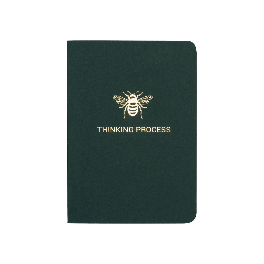
                
                    Load image into Gallery viewer, A6 POCKET SIZE NOTEBOOK BEE THINKING PROCESS GOLD FOILED COVER DETAIL, CARDBOARD COVER COLOR GREEN, INTERIOR DOTTED OR RULED, ROUNDED CORNERS, VISIBLE SINGER STITCHING ON THE SPINE, INTERIOR PAPER IVORY-COLORED 90 GMS, ACID FREE PAPER MADE IN COLOMBIA BY MAKE2D
                
            