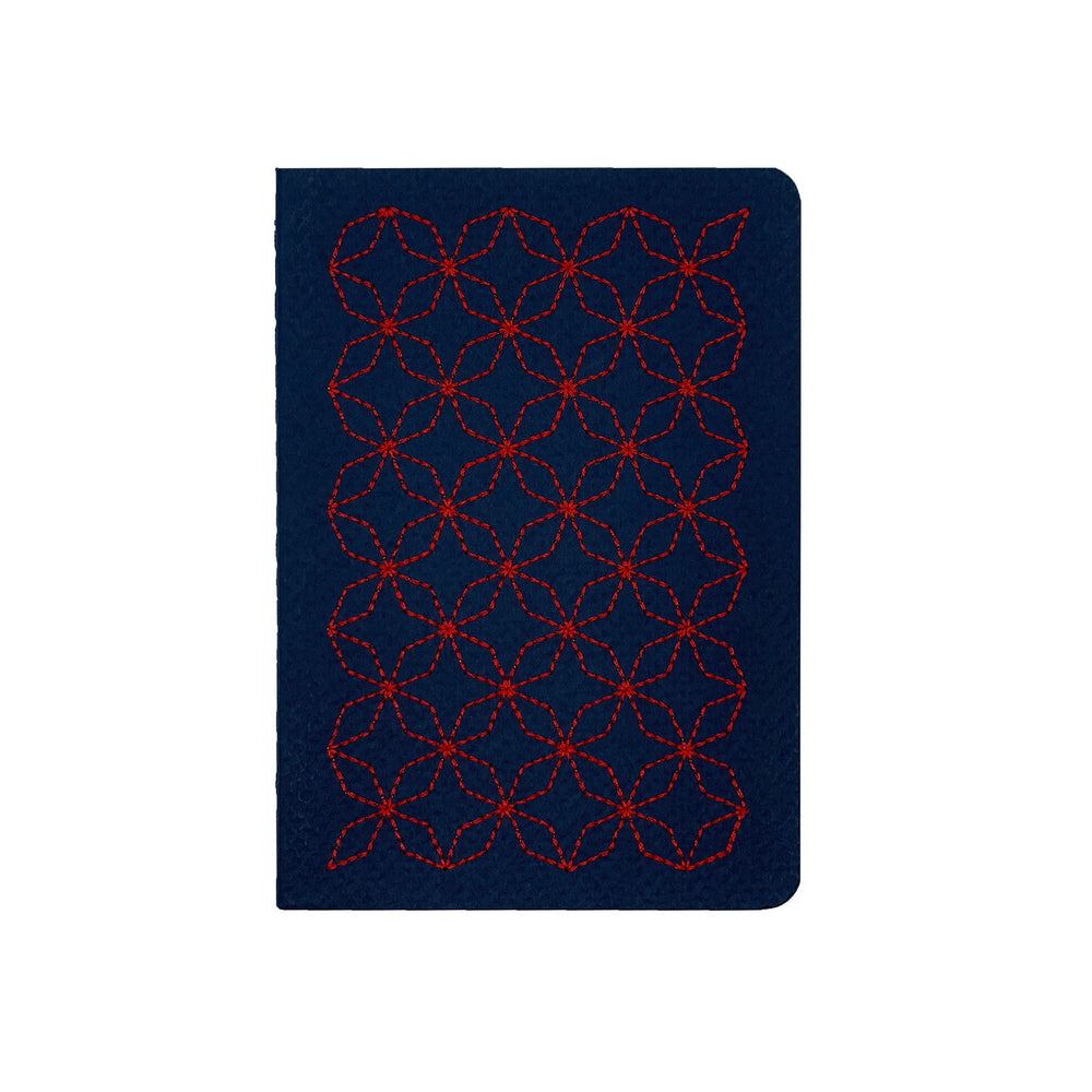A6 POCKET SIZE NOTEBOOK EMBOROIDERED TOKYO COVER DETAIL, CARDBOARD COVER COLOR BLUE, RED EMBROIDERY, INTERIOR DOTTED OR RULED, ROUNDED CORNERS, VISIBLE SINGER STITCHING ON THE SPINE, INTERIOR PAPER IVORY-COLORED 90 GMS, ACID FREE PAPER BACK GOLD FOIL COVER DETAIL MADE IN COLOMBIA BY MAKE2D