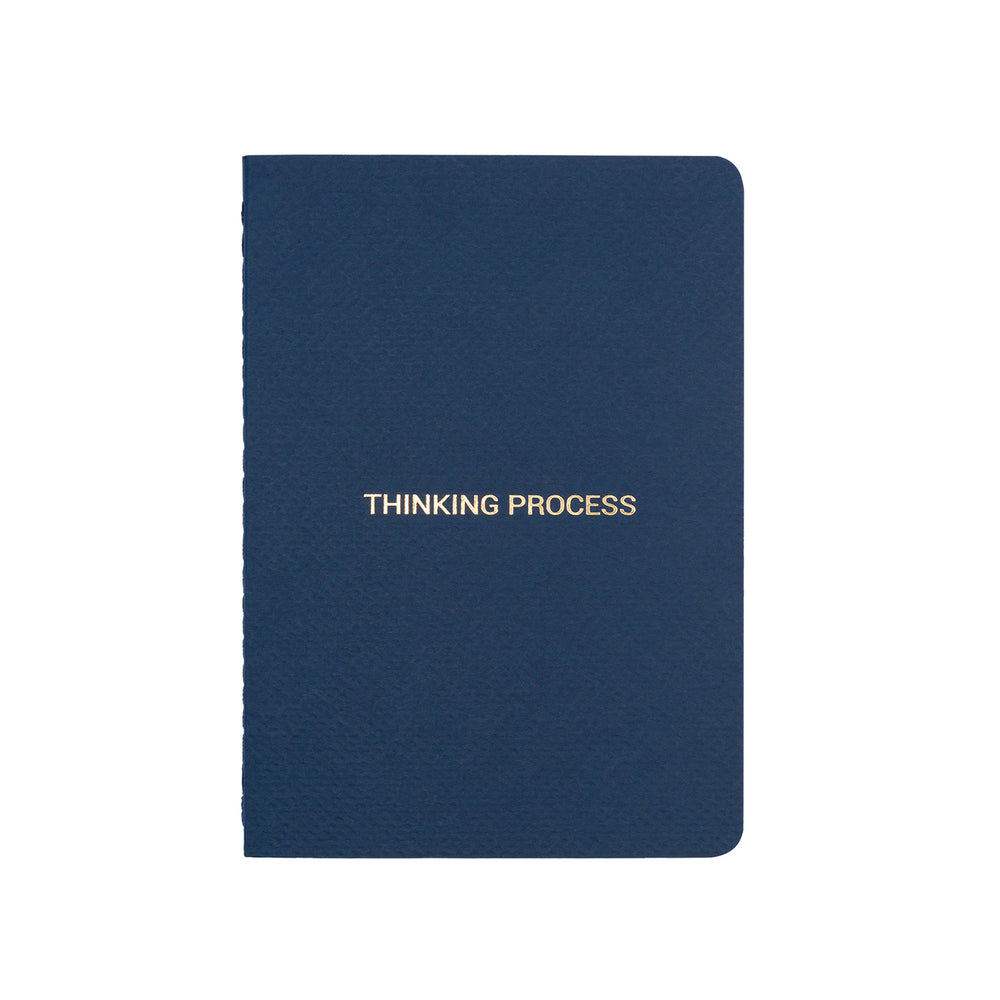 A6 POCKET SIZE NOTEBOOK THINKING PROCESS GOLD FOILED COVER DETAIL, CARDBOARD COVER COLOR BLUE, INTERIOR DOTTED OR RULED, ROUNDED CORNERS, VISIBLE SINGER STITCHING ON THE SPINE, INTERIOR PAPER IVORY-COLORED 90 GMS, ACID FREE PAPER MADE IN COLOMBIA BY MAKE2D