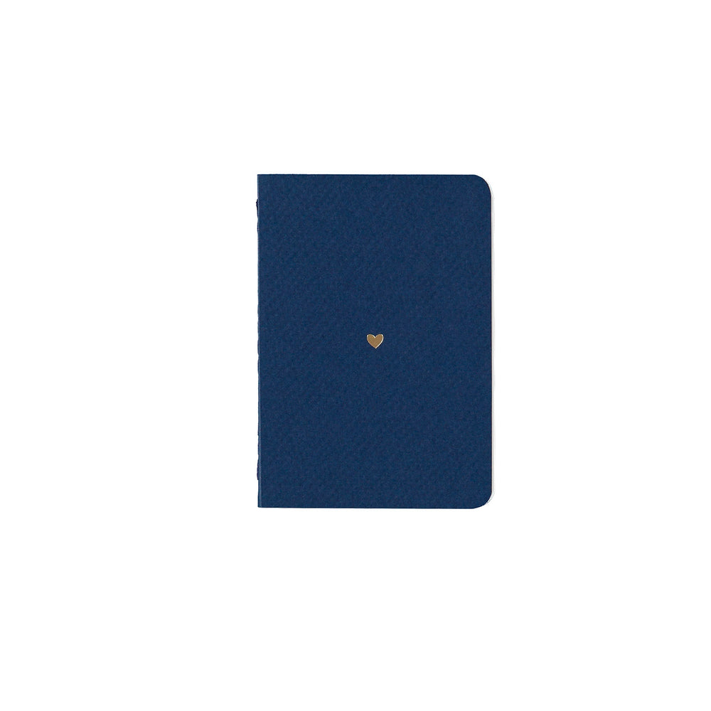 
                
                    Load image into Gallery viewer, B7 MINI POCKET SIZE NOTEBOOK HEART GOLD FOILED COVER DETAIL, CARDBOARD COVER COLOR BLUE, INTERIOR DOTTED, ROUNDED CORNERS, VISIBLE SINGER STITCHING ON THE SPINE, INTERIOR PAPER IVORY-COLORED 90 GMS, ACID FREE PAPER MADE IN COLOMBIA BY MAKE2D
                
            