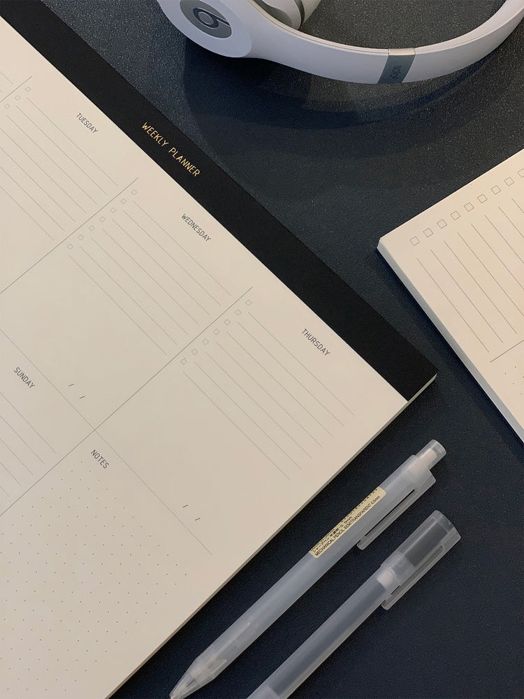 54-WEEK PRODUCTIVITY PLANNER.  THERE’S SPACE TO PLAN YOUR MEETINGS DAY BY DAY IN A WEEKLY BASIS, WRITE TO-DOS,  TRACK HABITS AND EXTRA SPACE FOR NOTES.  GOLD FOILED COVER DETAIL, CARDBOARD COVER COLOR BLACK, PAPER IVORY-COLORED 90 GMS, ACID FREE PAPER MADE IN COLOMBIA BY MAKE2D