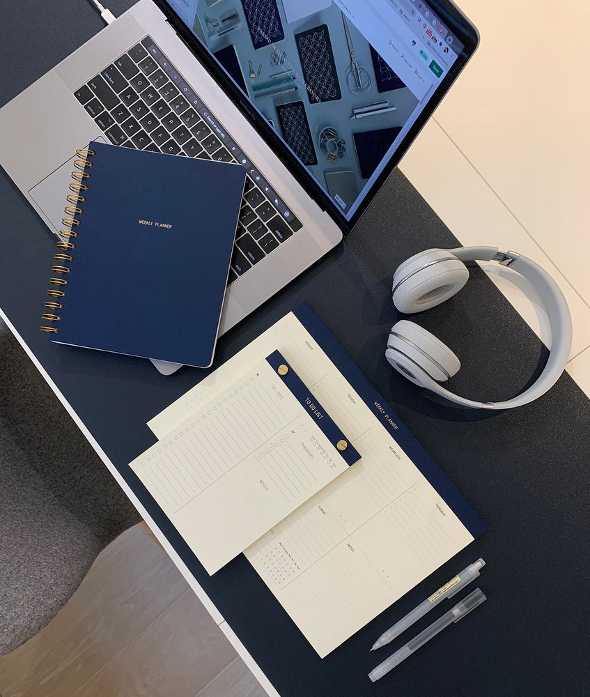 54-WEEK PRODUCTIVITY PLANNER.  THERE’S SPACE TO PLAN YOUR MEETINGS DAY BY DAY IN A WEEKLY BASIS, WRITE TO-DOS,  TRACK HABITS AND EXTRA SPACE FOR NOTES.  GOLD FOILED COVER DETAIL, CARDBOARD COVER COLOR GREY, PAPER IVORY-COLORED 90 GMS, ACID FREE PAPER MADE IN COLOMBIA BY MAKE2D