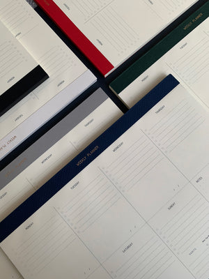 54-WEEK PRODUCTIVITY PLANNER.  THERE’S SPACE TO PLAN YOUR MEETINGS DAY BY DAY IN A WEEKLY BASIS, WRITE TO-DOS,  TRACK HABITS AND EXTRA SPACE FOR NOTES.  GOLD FOILED COVER DETAIL, CARDBOARD COVER COLORS BLUE, RED, BLACK, WHITE, GREEN, GREY, PAPER IVORY-COLORED 90 GMS, ACID FREE PAPER MADE IN COLOMBIA BY MAKE2D